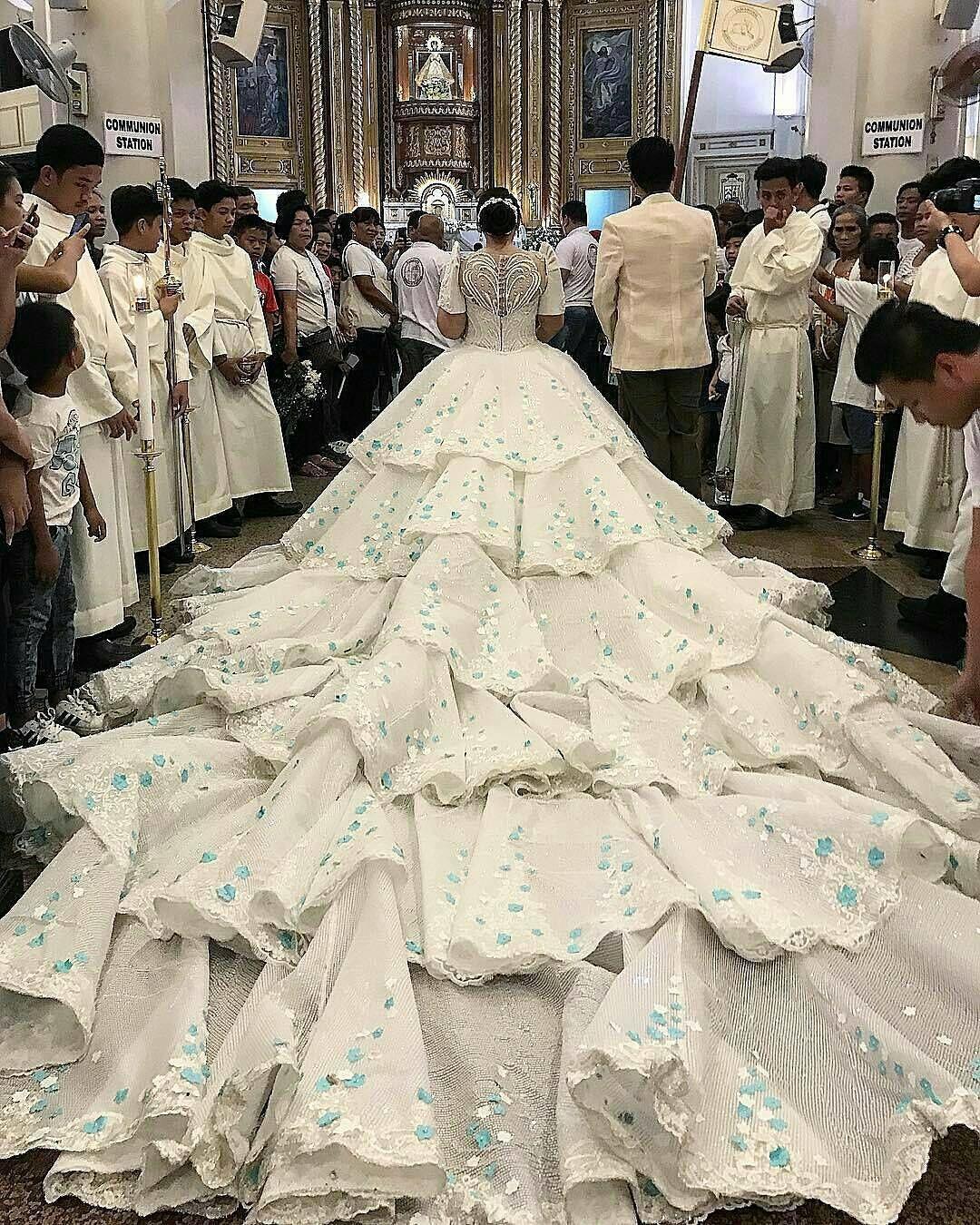 10 Gaun Pernikahan Kelewat Unik yang Bikin Kamu Geleng-geleng Kepala