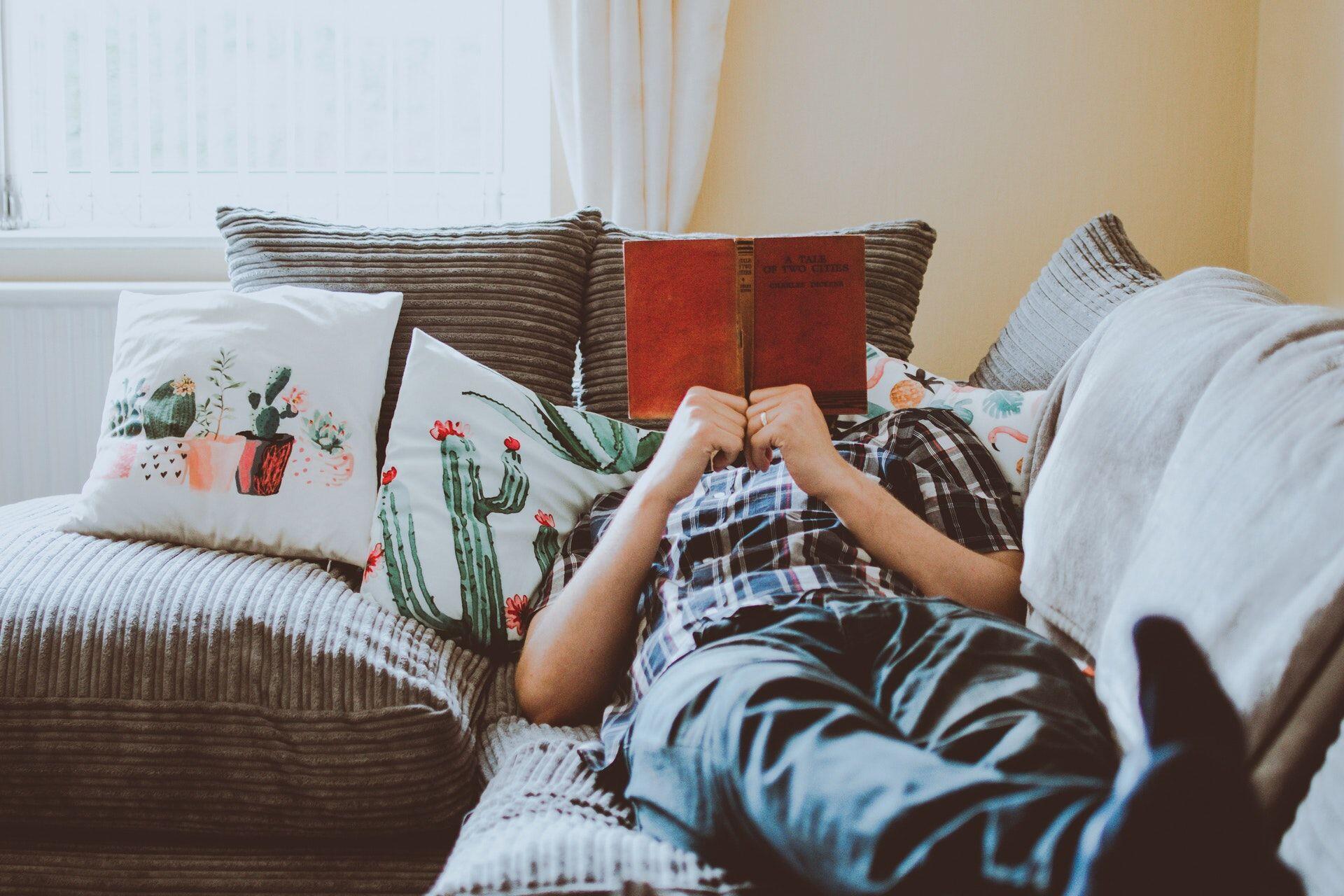 Psst... 5 Novel Indonesia ini Mengusung Tema Lesbian, Kalian Tahu Gak?