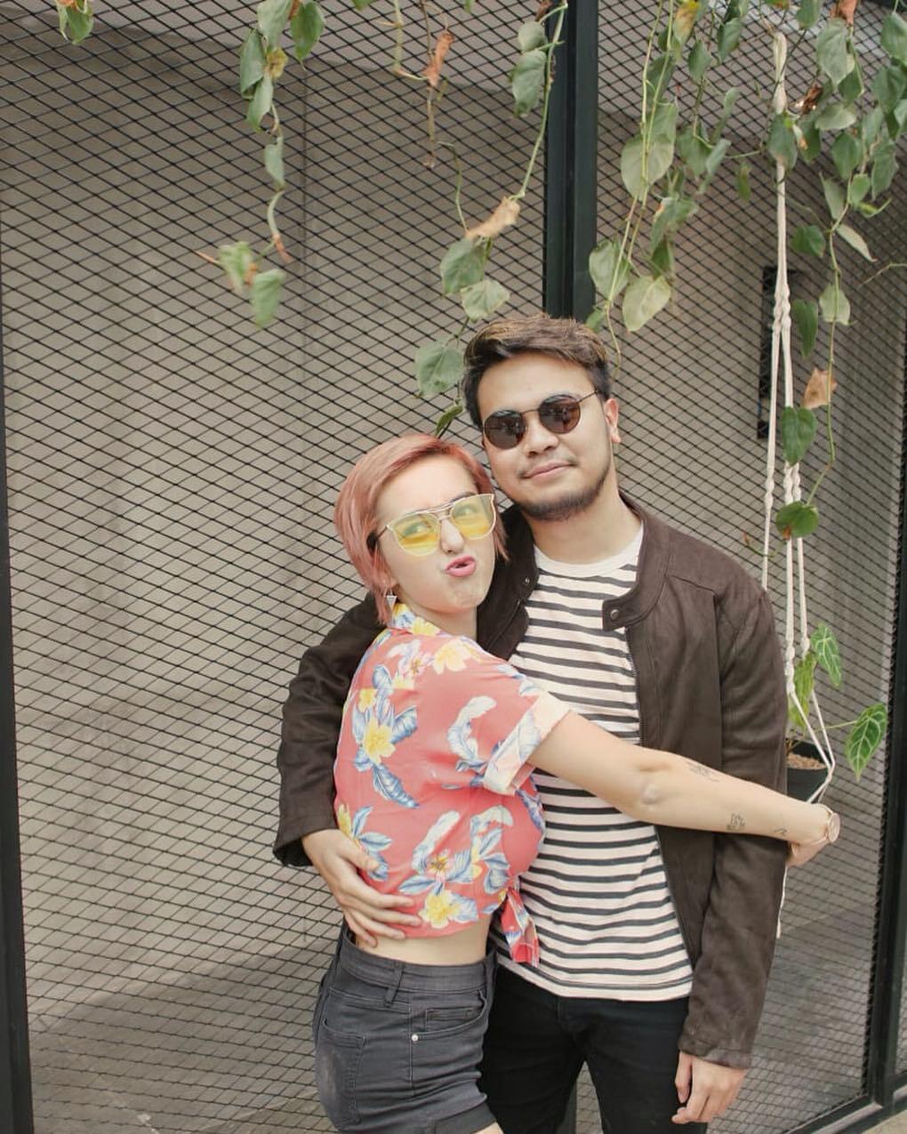 10 Potret Kemesraan Reza Smash dan Pacar Bulenya yang Bikin Baper