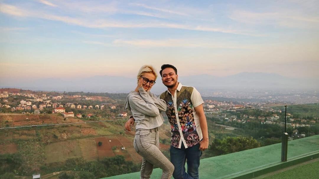 10 Potret Kemesraan Reza Smash dan Pacar Bulenya yang Bikin Baper