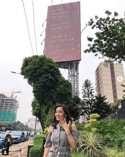 Terniat! Pria Pasang Billboard di Jalan Gatot Subroto untuk Lamar Kekasih