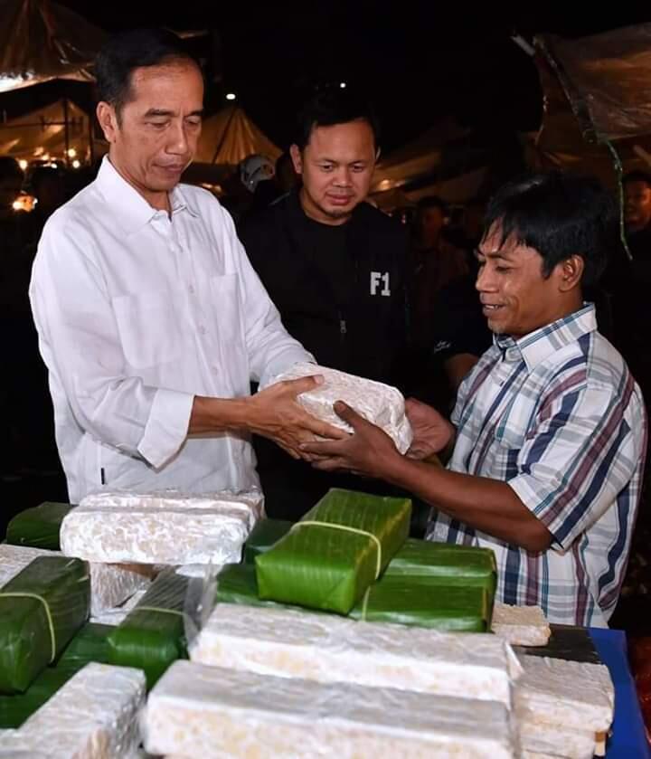 Jokowi Beli Tempe Tebal di Pasar Bogor, Sandiaga Ajak Lomba Cari Ukuran Tempe 