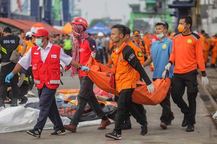 Jauh dari keluarga, dekat bau anyir