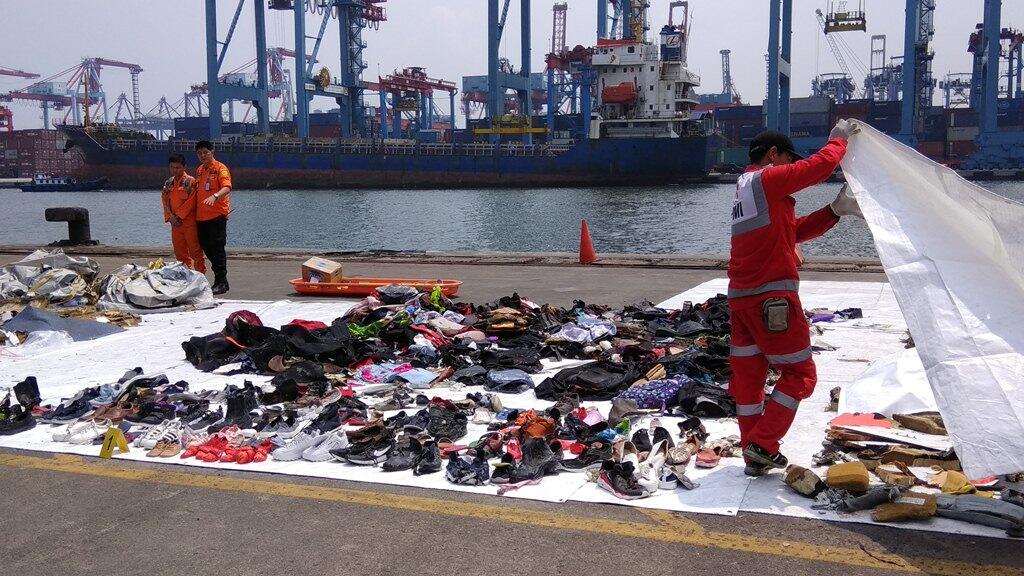 Badan Lion PK-LQP akan Diangkat dengan Crane Barge