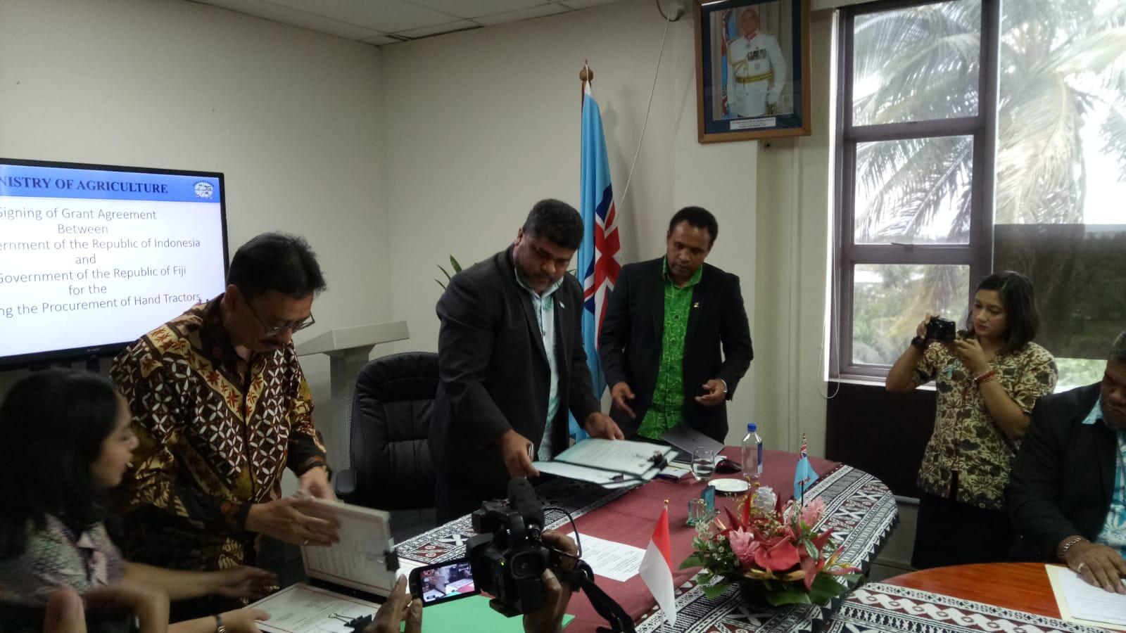 Kementan Beri Bantuan 100 Traktor Untuk Fiji