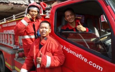 Muncul Sosok Pria Berbulu Kera di Tengah Kobaran Api