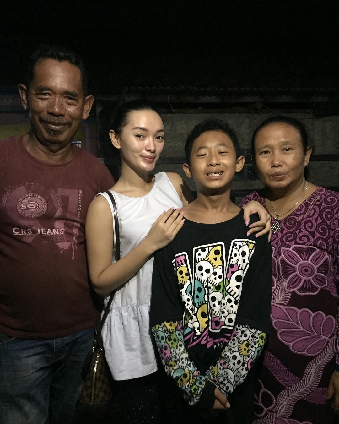 Bergelimang Harta, 10 Potret Sederhana Zaskia Gotik Bareng Keluarga