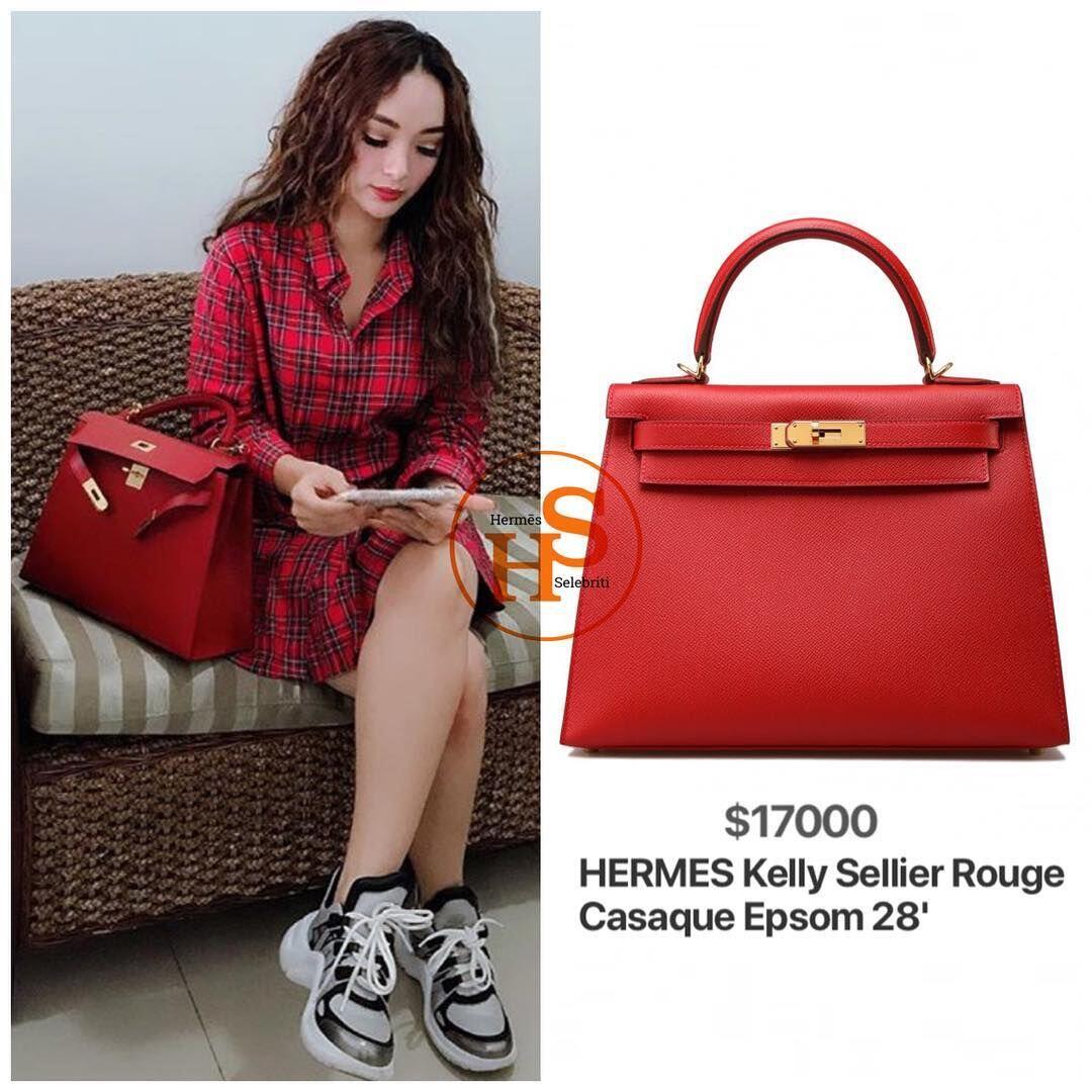 Mewah! 10 Fashion Zaskia Gotik dengan Harga Fantastis