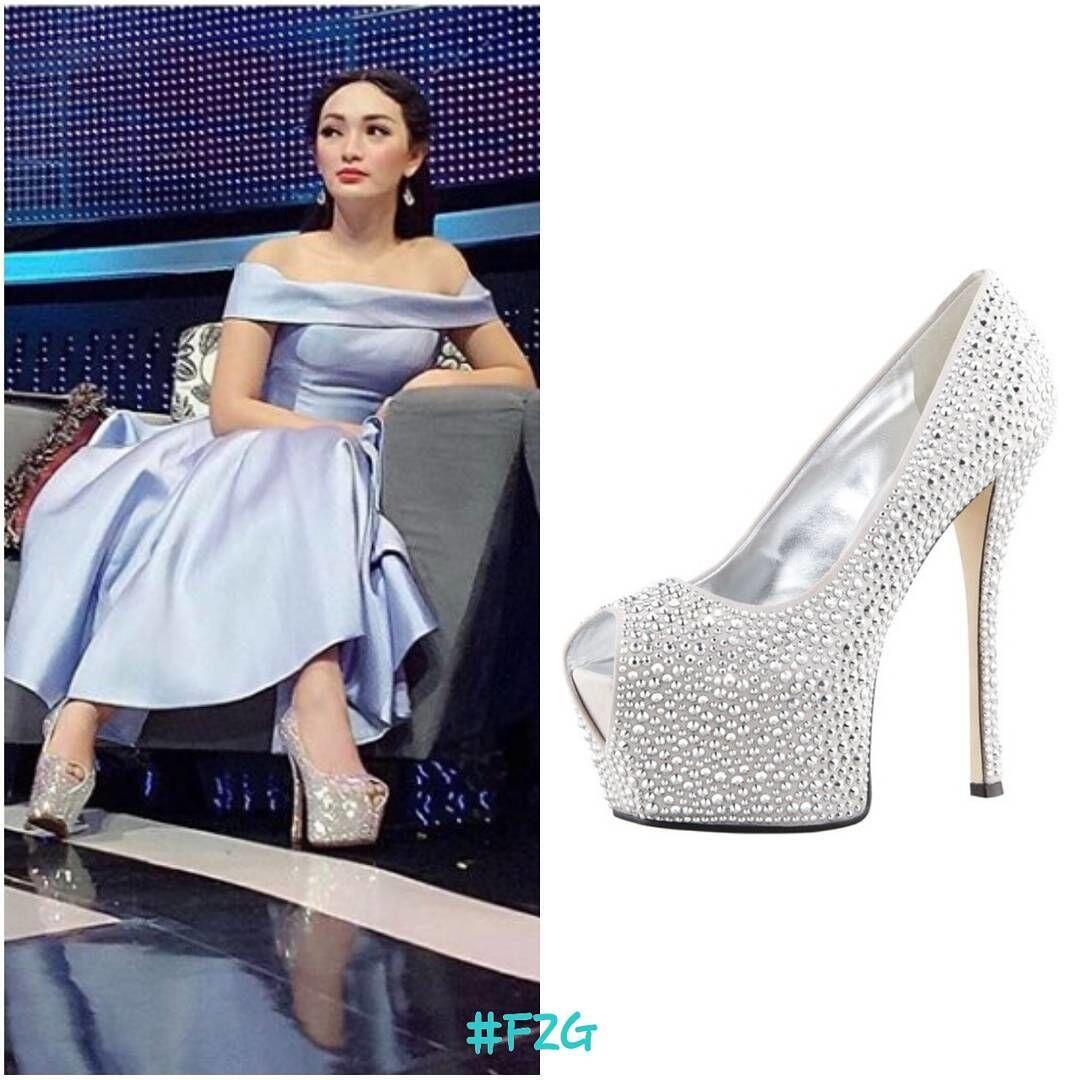 Mewah! 10 Fashion Zaskia Gotik dengan Harga Fantastis