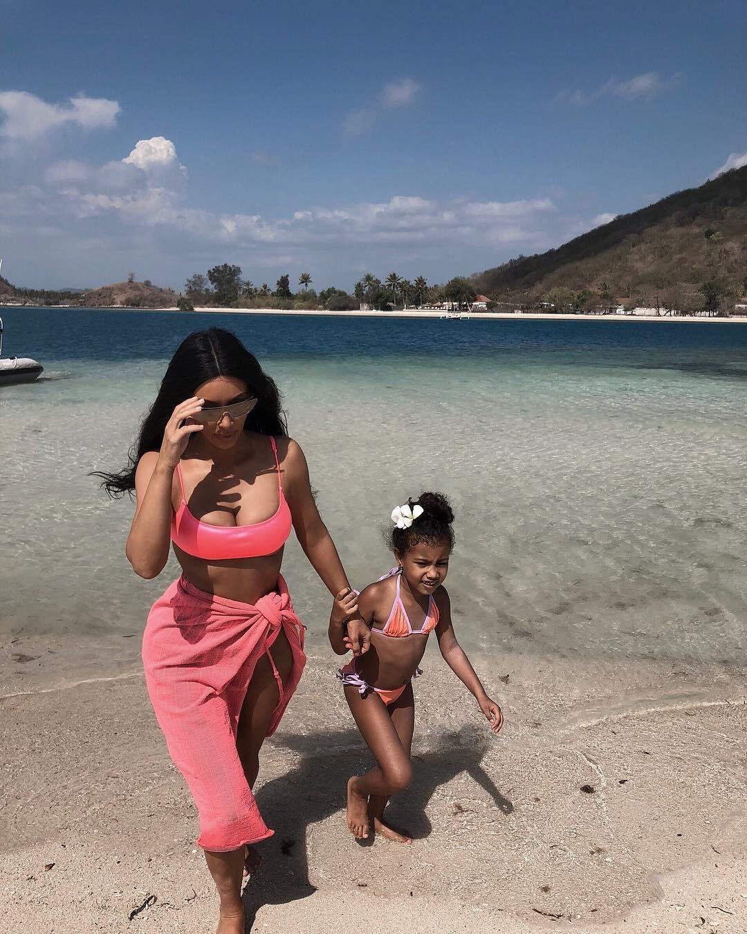 13 Potret Liburan Asyik Kim Kardashian & Sisters di Bali