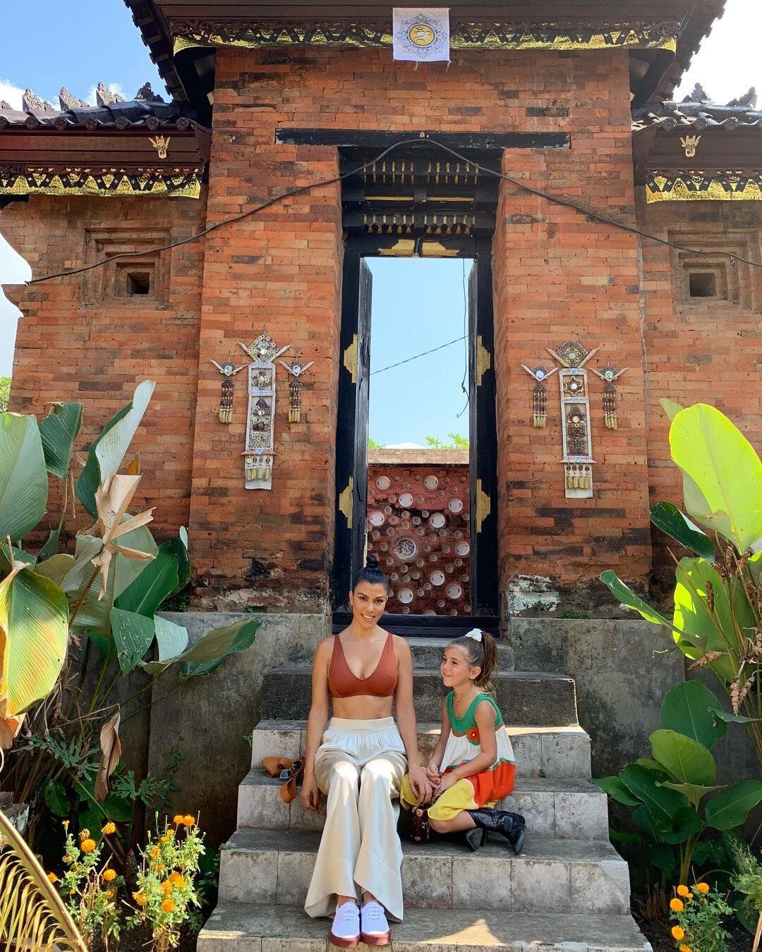 13 Potret Liburan Asyik Kim Kardashian & Sisters di Bali