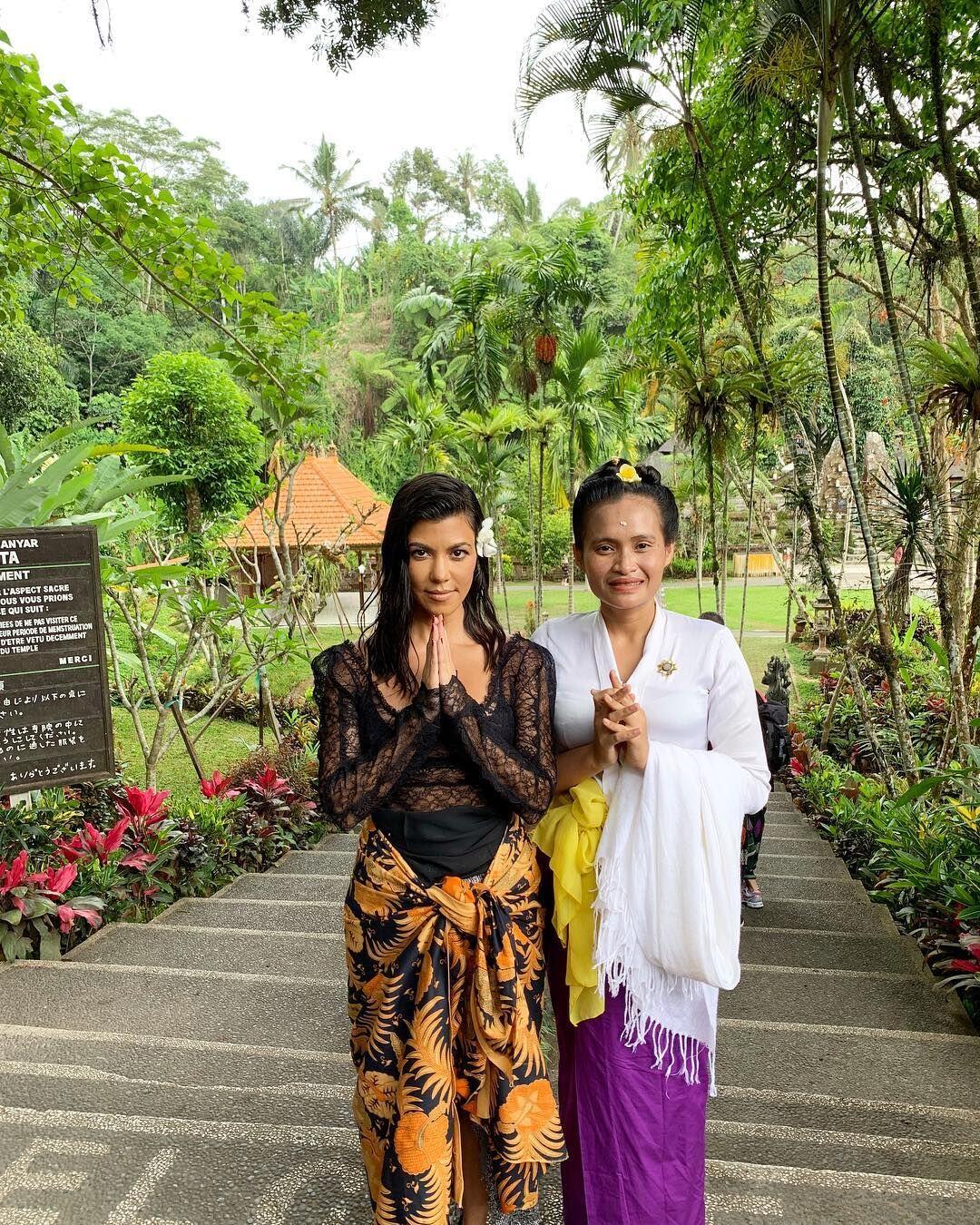 13 Potret Liburan Asyik Kim Kardashian & Sisters di Bali