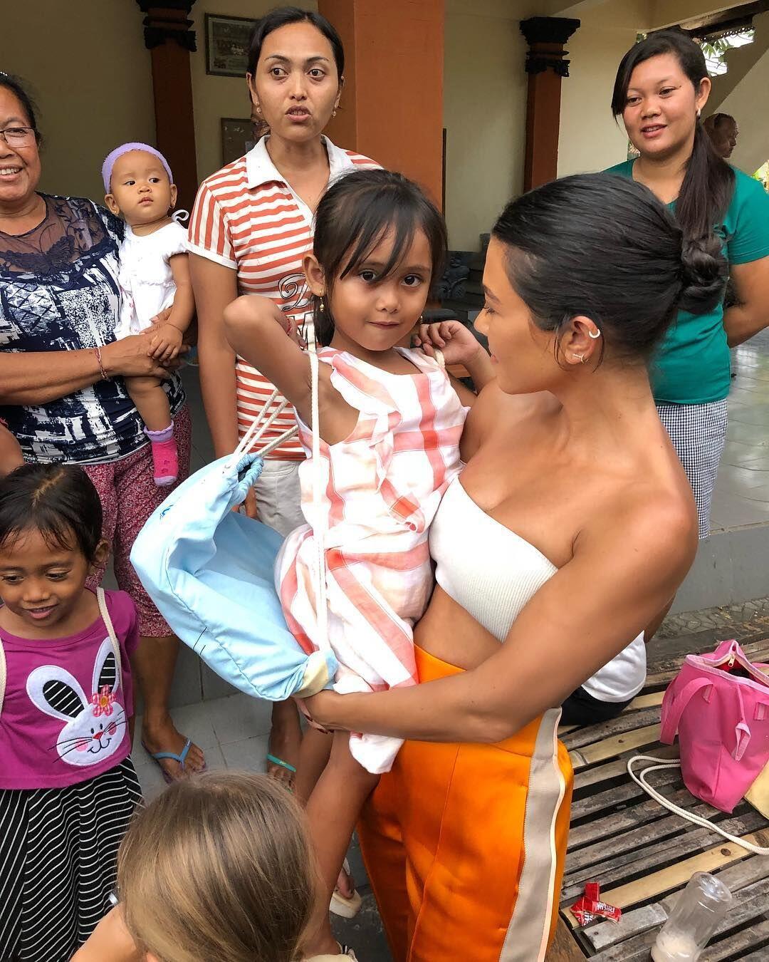 13 Potret Liburan Asyik Kim Kardashian & Sisters di Bali
