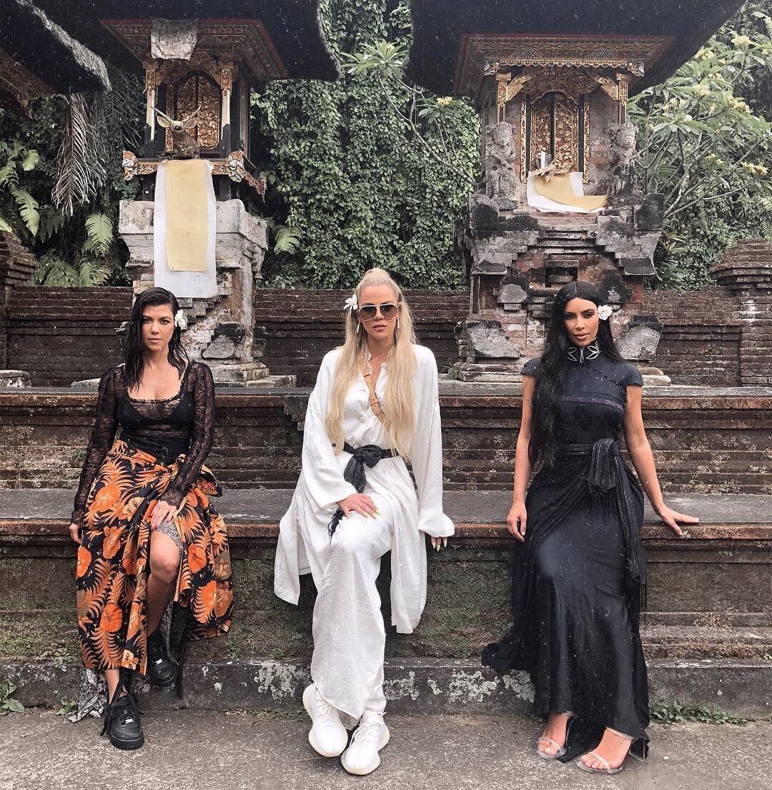 13 Potret Liburan Asyik Kim Kardashian & Sisters di Bali