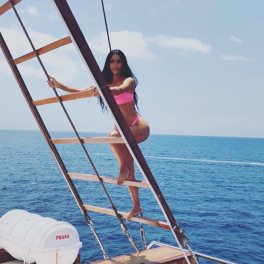 13 Potret Liburan Asyik Kim Kardashian & Sisters di Bali