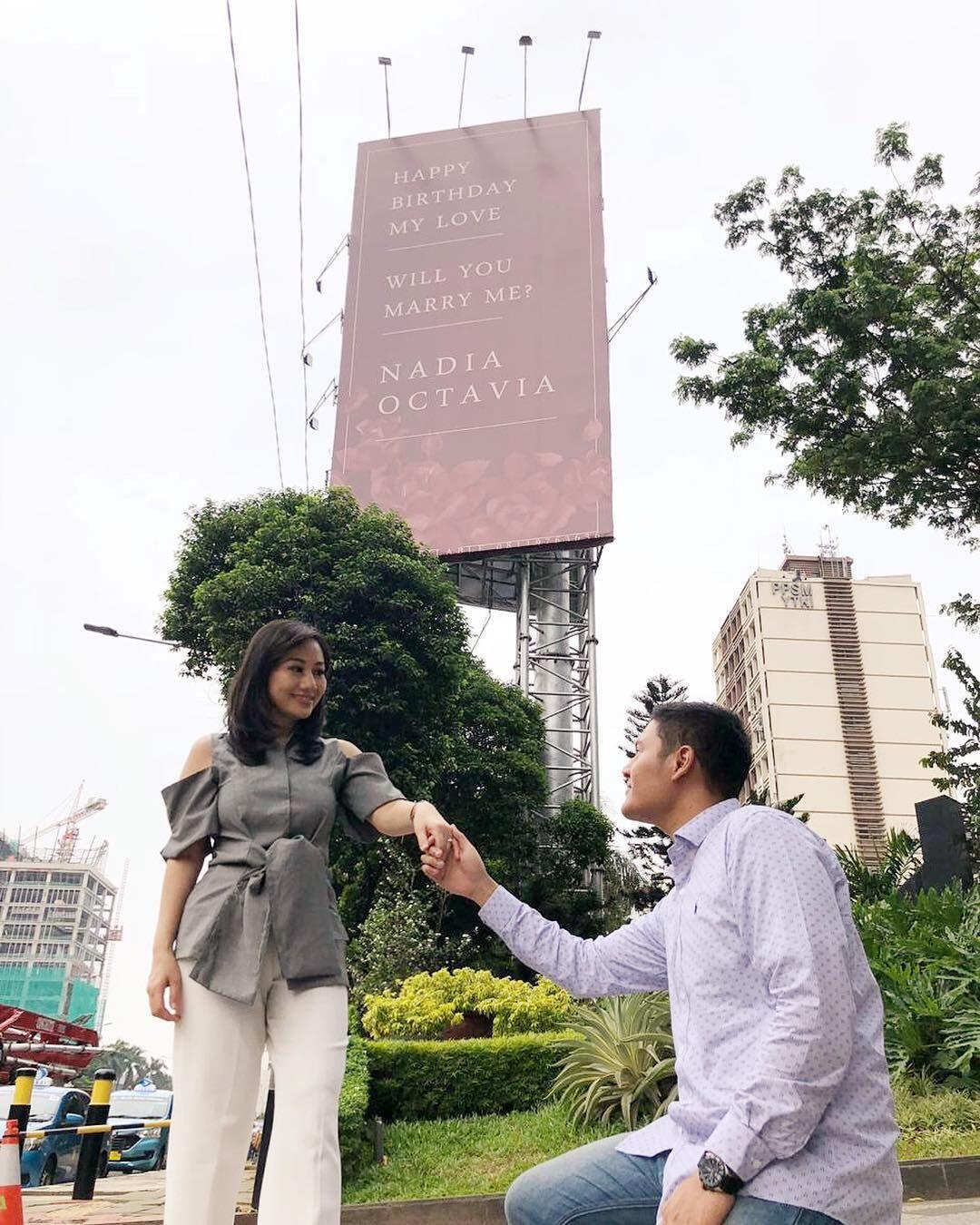 9 Potret Pasangan Viral yang Lamar dengan Billboard, Sweet Abis!