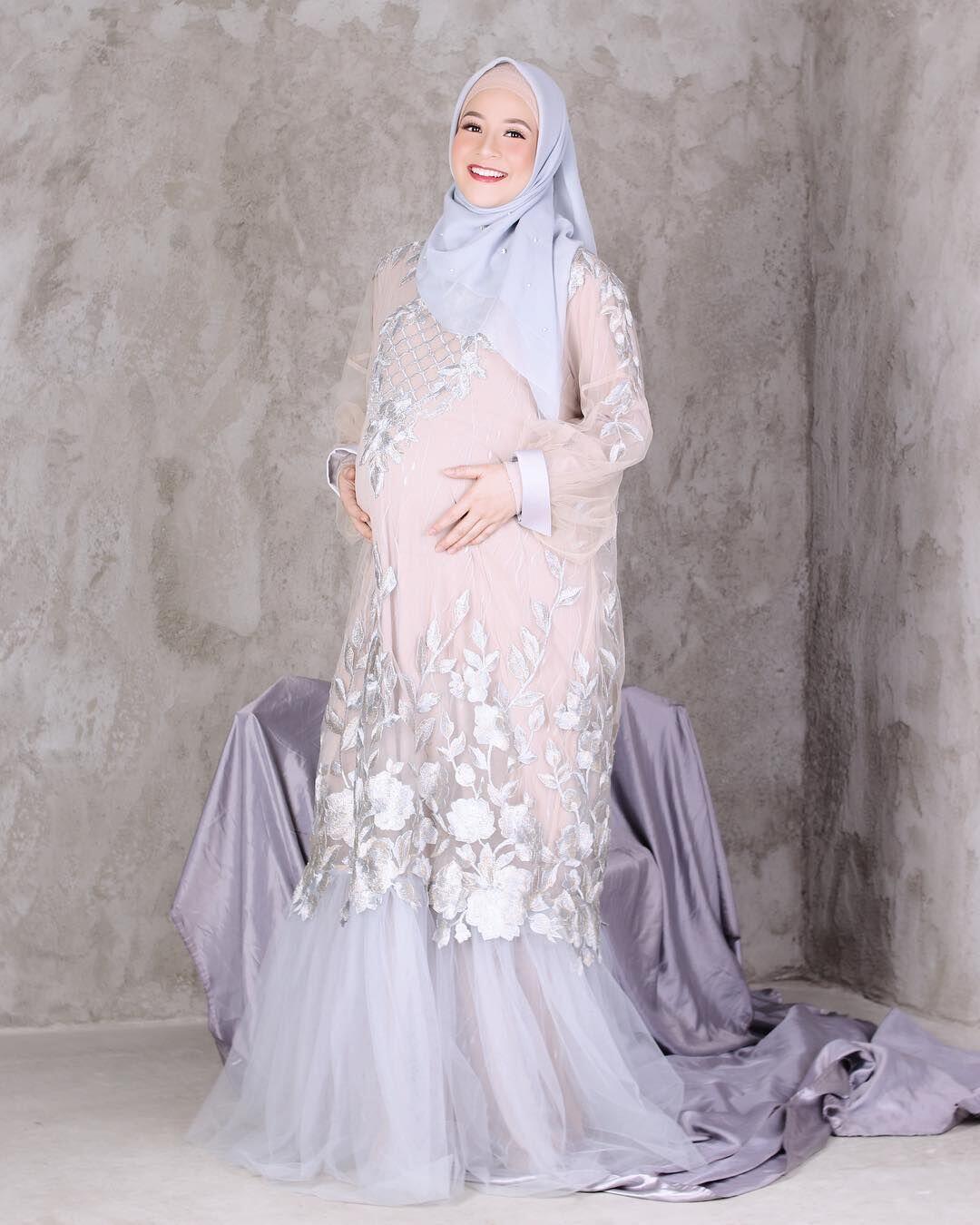 10 Ide Foto Kehamilan buat Perempuan Berhijab, Santun & Penuh Makna