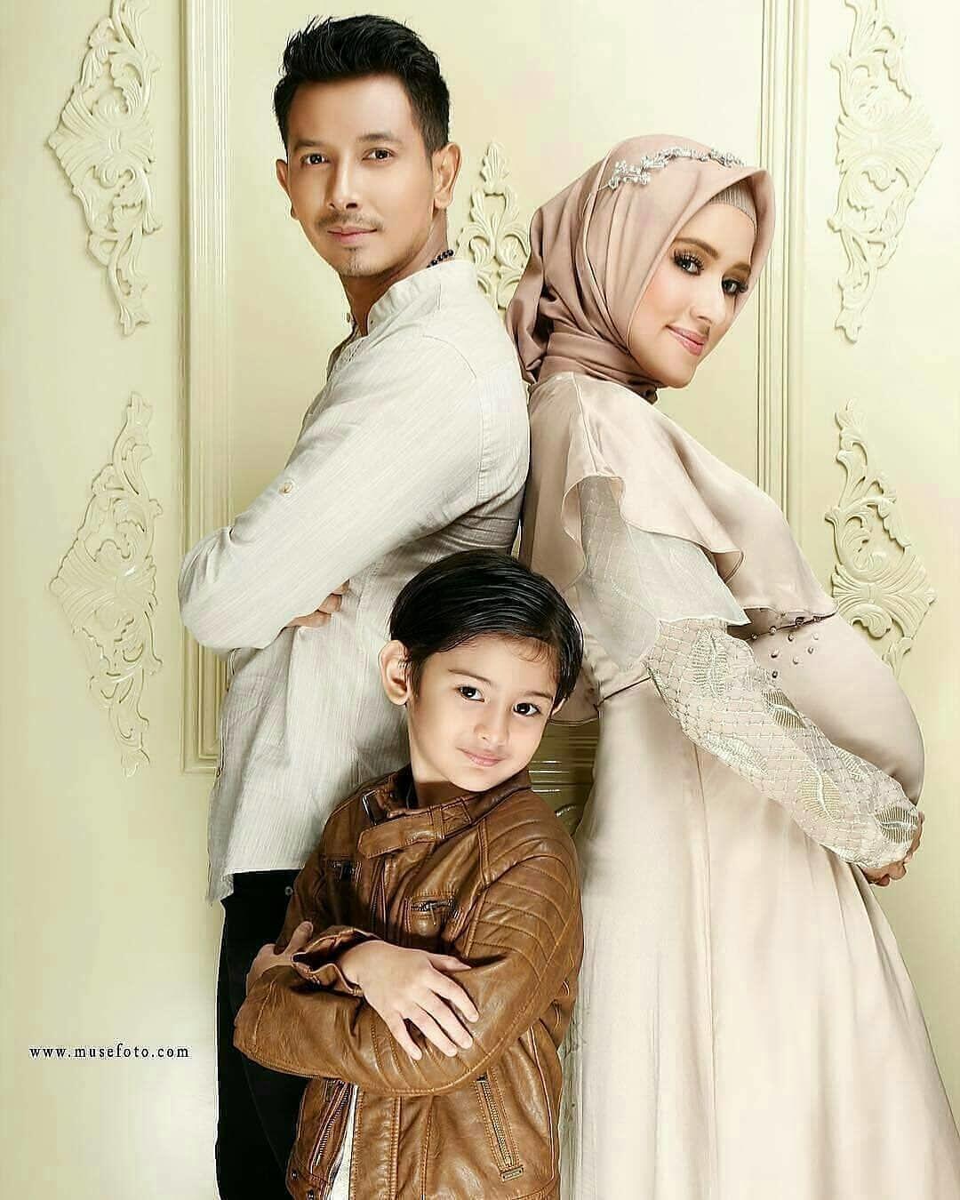 10 Ide Foto Kehamilan buat Perempuan Berhijab, Santun & Penuh Makna
