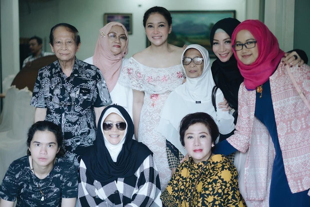 Bikin Haru, 10 Potret Kedekatan Maia dan Orangtuanya