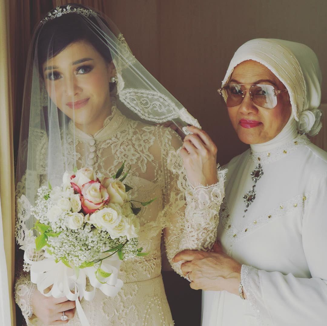 Bikin Haru, 10 Potret Kedekatan Maia dan Orangtuanya