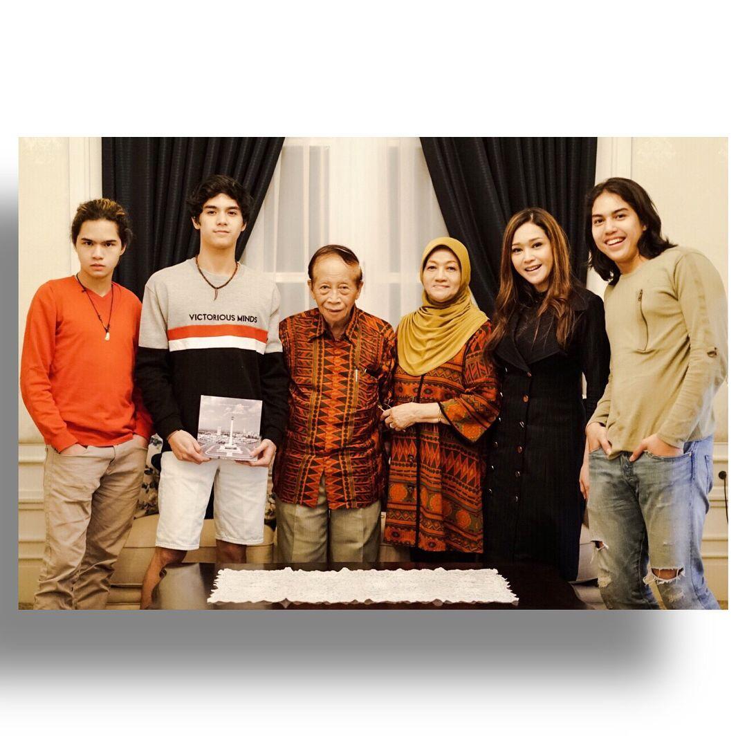 Bikin Haru, 10 Potret Kedekatan Maia dan Orangtuanya