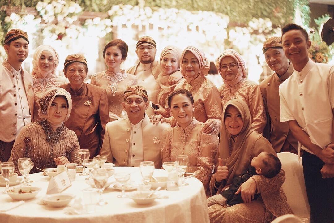 Bikin Haru, 10 Potret Kedekatan Maia dan Orangtuanya