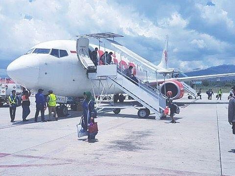 Penumpang Lion Air Terlantar di Bandara Minangkabau Padang