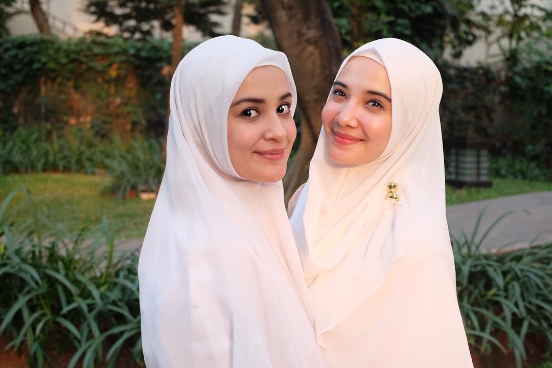 10 Kakak Adik Artis Ini Mirip Banget, Susah Bedain Nih!