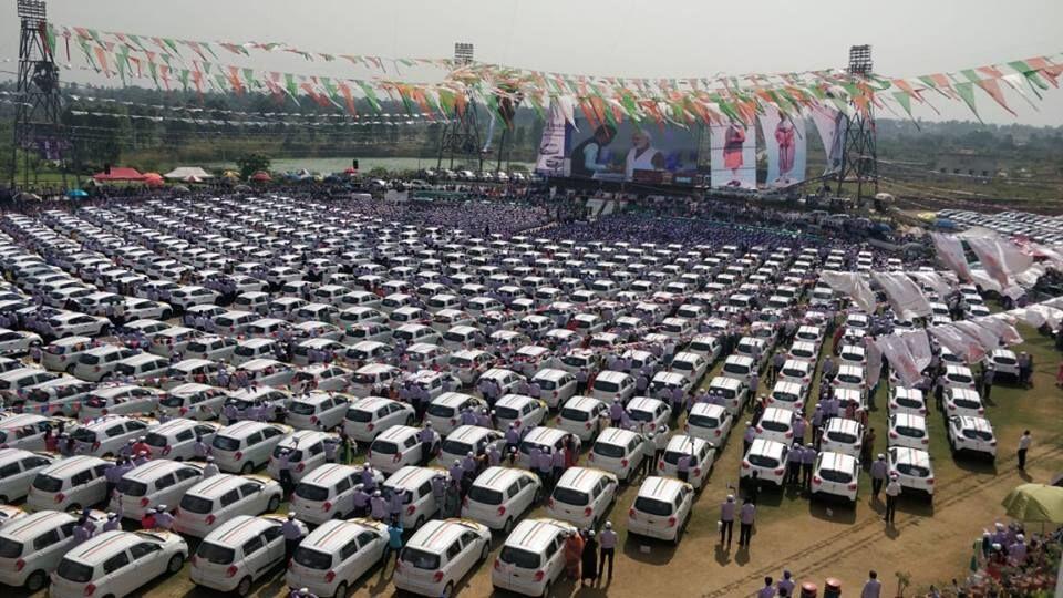 Bos Perusahaan India Ini Bagi-bagi Ratusan Mobil untuk Karyawannya