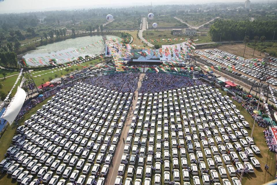 Bos Perusahaan India Ini Bagi-bagi Ratusan Mobil untuk Karyawannya