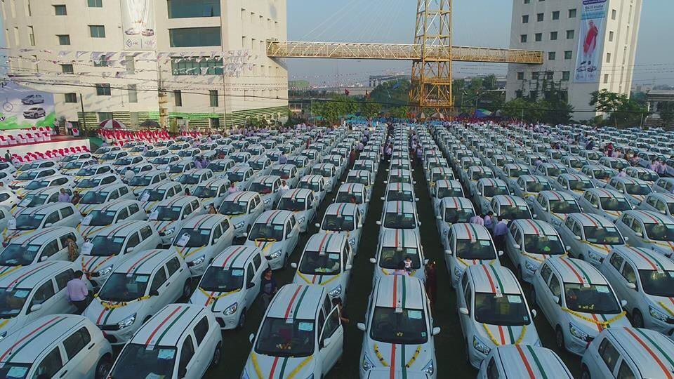 Bos Perusahaan India Ini Bagi-bagi Ratusan Mobil untuk Karyawannya