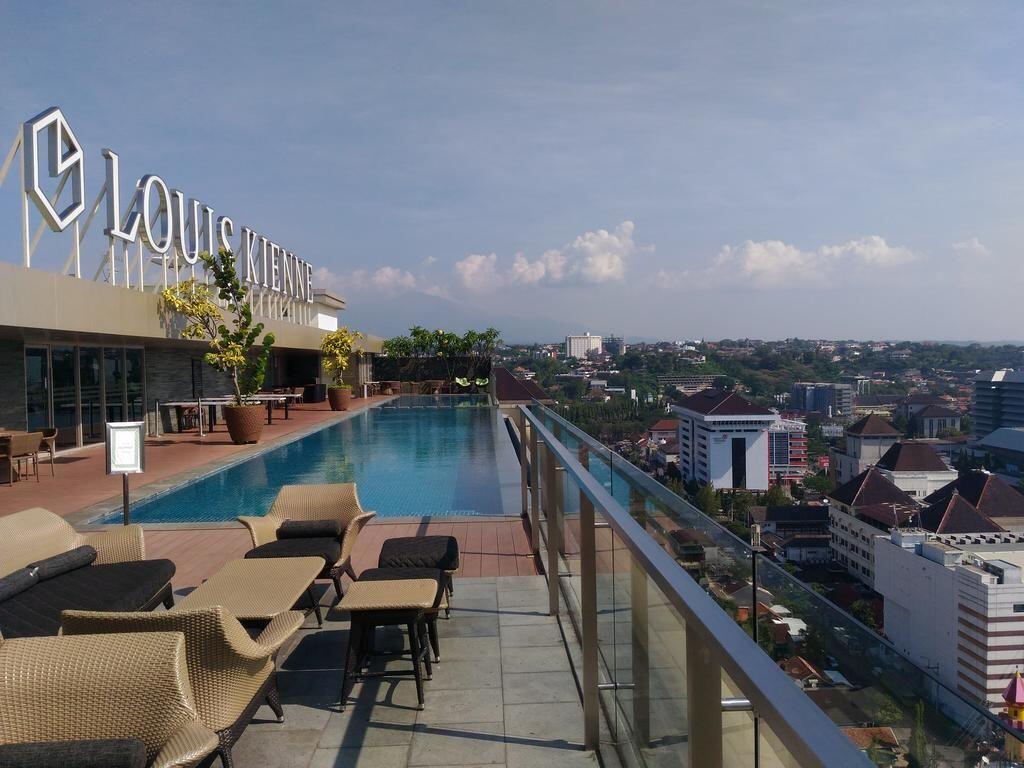 Keren, 6 Hotel di Semarang Ini Punya Infinity Pool Lho!