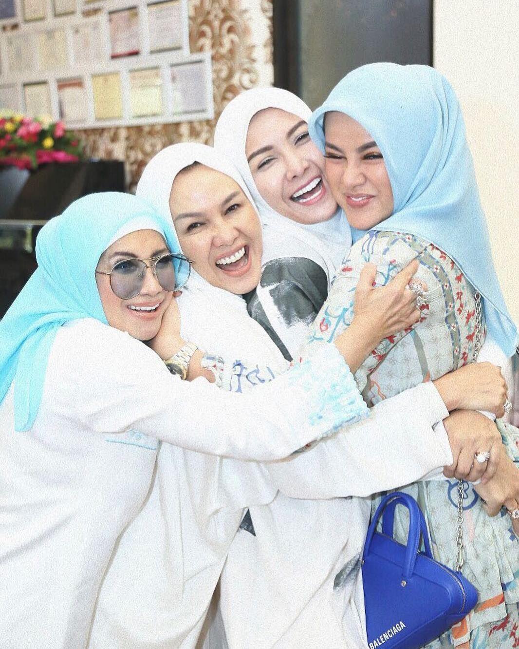 10 Gaya Olla Ramlan Saat Berhijab yang Banjir Pujian, Buat Hati Adem