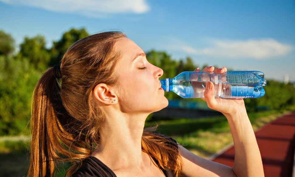 Simak 5 Alasan Berbahaya Memakai Ulang Botol Kemasan Air Mineral