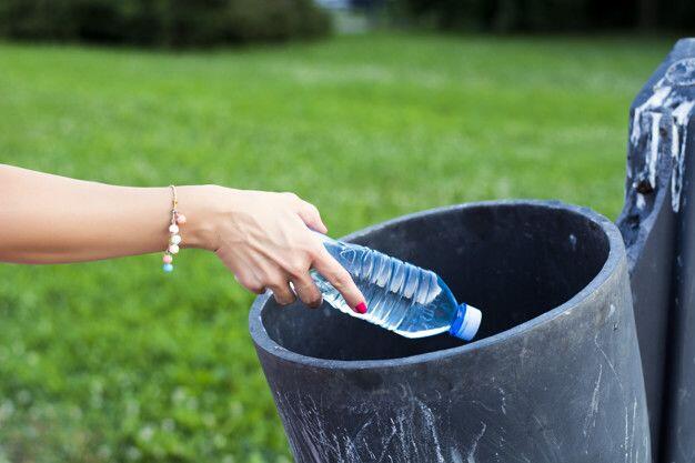 Simak 5 Alasan Berbahaya Memakai Ulang Botol Kemasan Air Mineral
