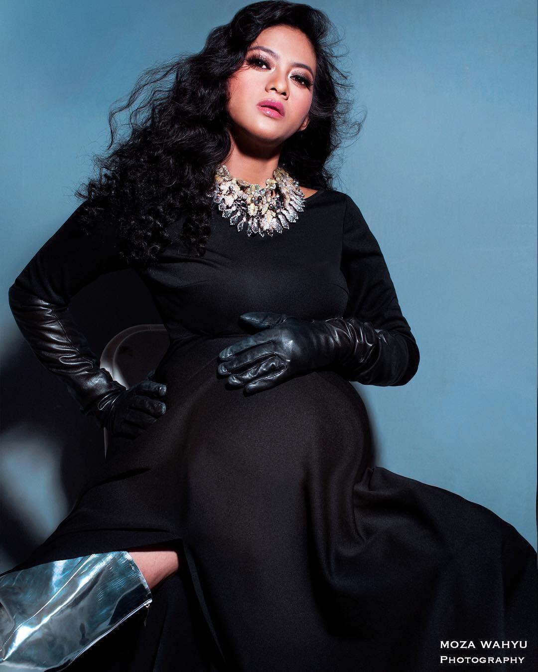 10 Maternity Shoot Paling Glamour dengan Gaun, Bak Bidadari Kayangan!