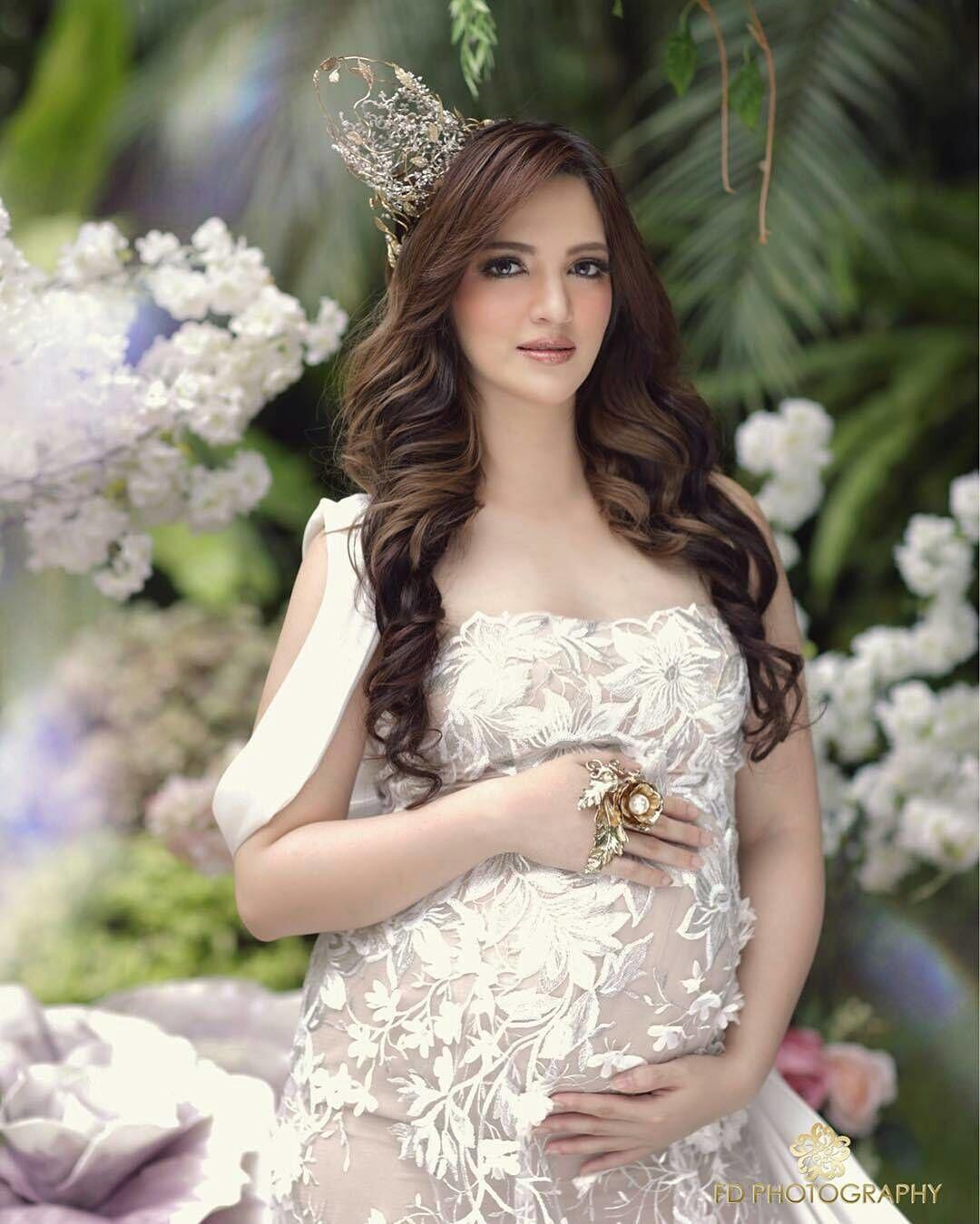 10 Maternity Shoot Paling Glamour dengan Gaun, Bak Bidadari Kayangan!