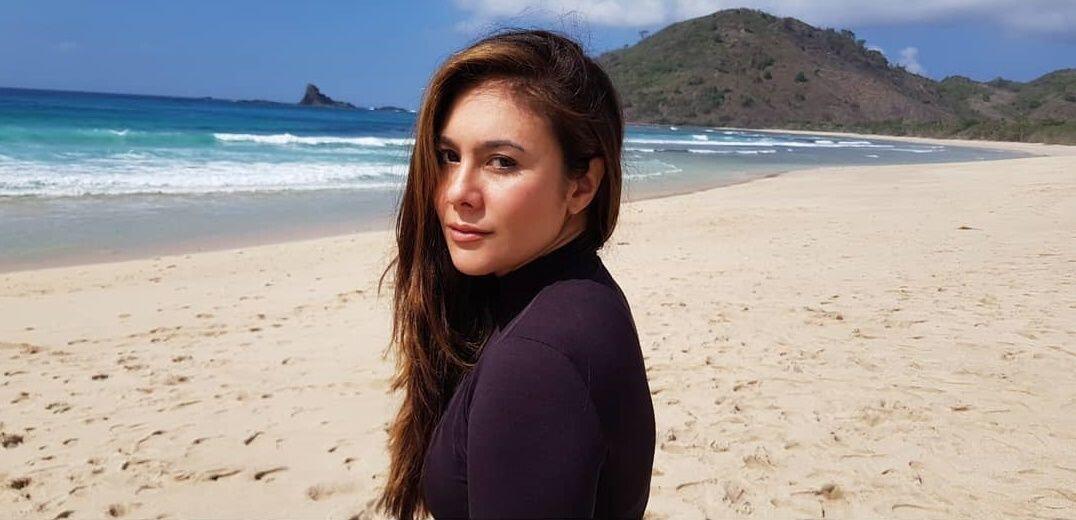 10 Potret Kece Wulan Guritno di Lombok yang Bikin Susah Napas