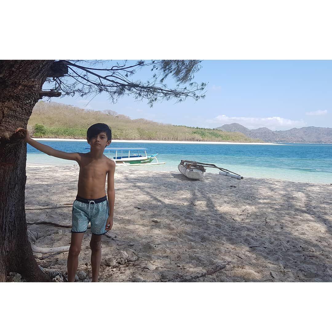 10 Potret Kece Wulan Guritno di Lombok yang Bikin Susah Napas