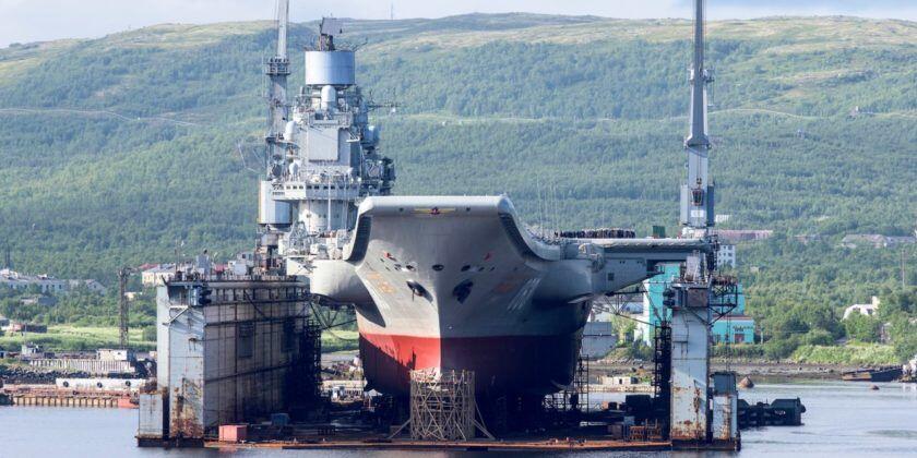 Kapal Induk Rusia Tertimpa Derek di Murmansk