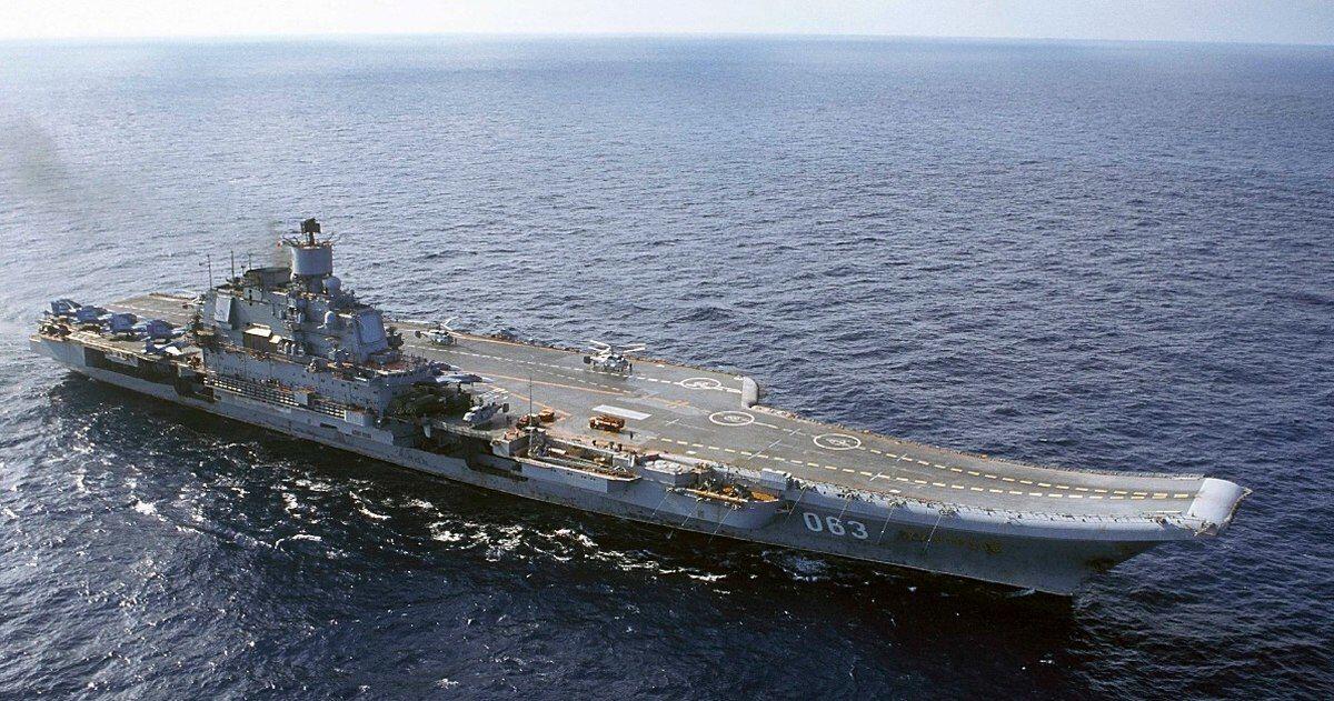 Kapal Induk Rusia Tertimpa Derek di Murmansk