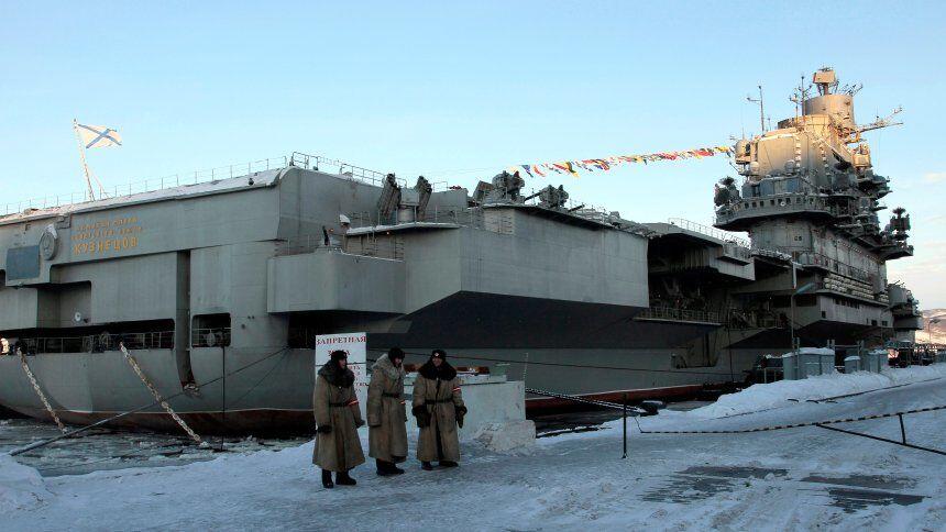 Kapal Induk Rusia Tertimpa Derek di Murmansk