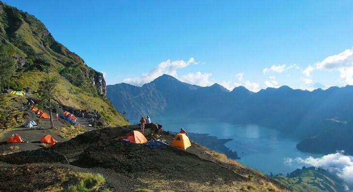 10 Gunung Tertinggi di Indonesia yang Menawan, Impian Para Pendaki Nih