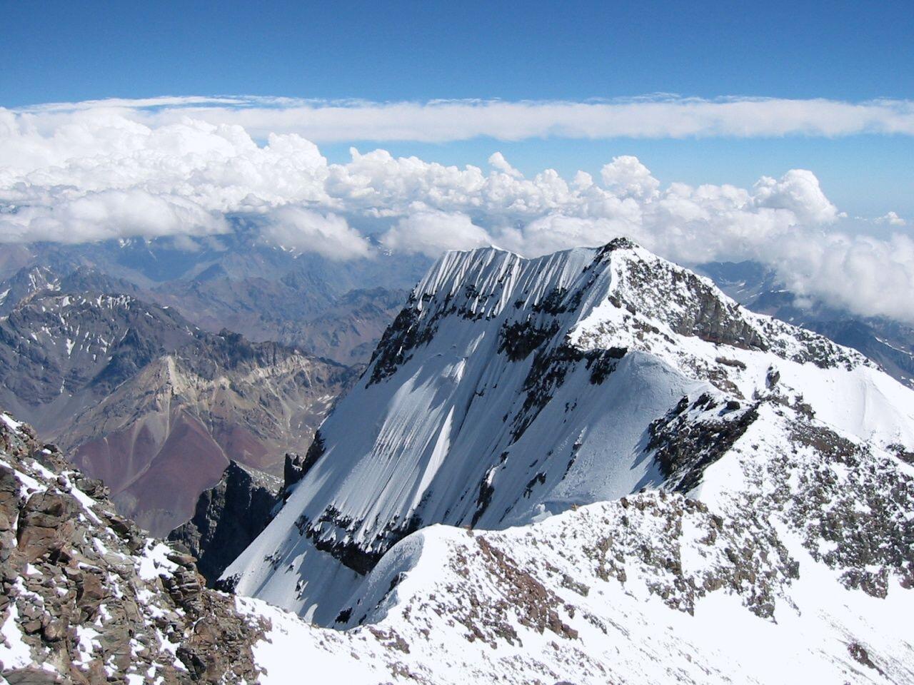 10 Gunung Tertinggi di Indonesia yang Menawan, Impian Para Pendaki Nih