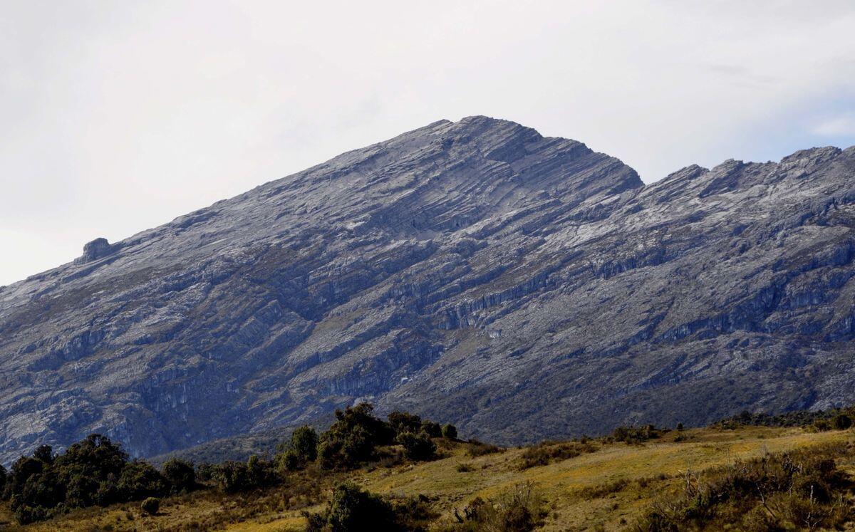 10 Gunung Tertinggi di Indonesia yang Menawan, Impian Para Pendaki Nih