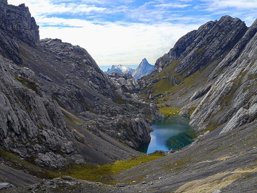 10 Gunung Tertinggi di Indonesia yang Menawan, Impian Para Pendaki Nih