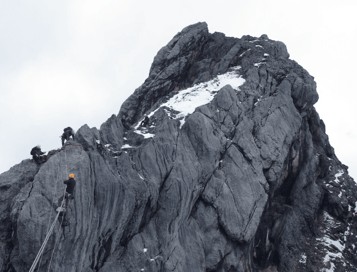 10 Gunung Tertinggi di Indonesia yang Menawan, Impian Para Pendaki Nih