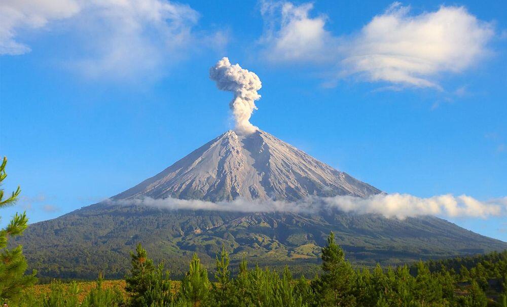 10 Gunung Tertinggi di Indonesia yang Menawan, Impian Para Pendaki Nih