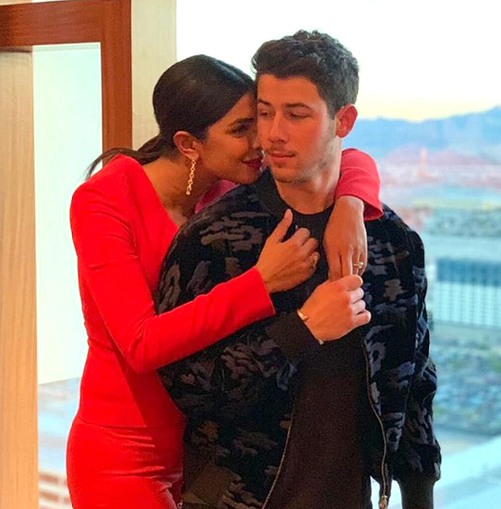 Ini Isi Pesan Singkat Nick Jonas saat Dekati Priyanka Chopra