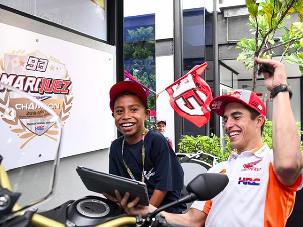 Girangnya Bocah Peniru Suara Komentator MotoGP Ketemu Marquez